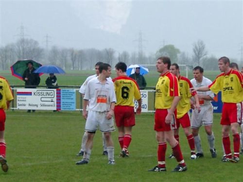 Kestenholz April 02, Gedränge vor dem Eckball